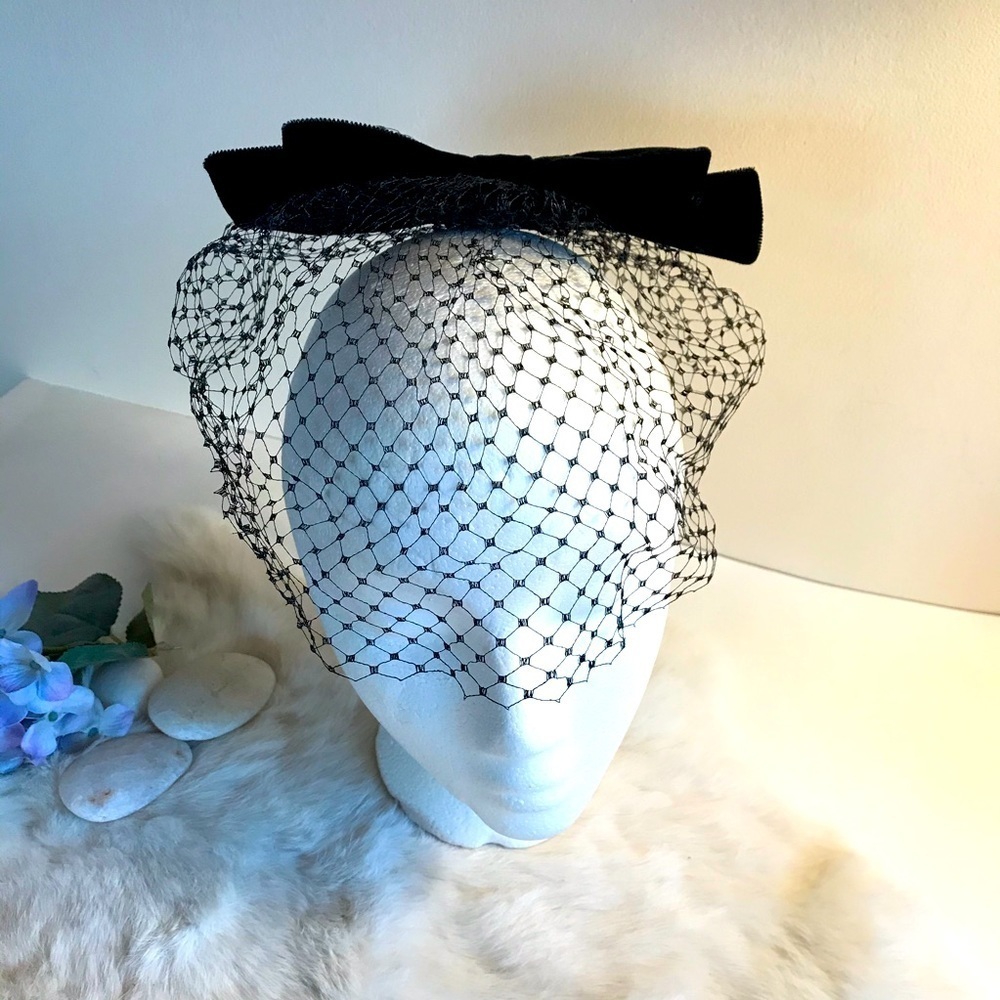 Vintage 1950s Black Velvet Bow Hat w Netting